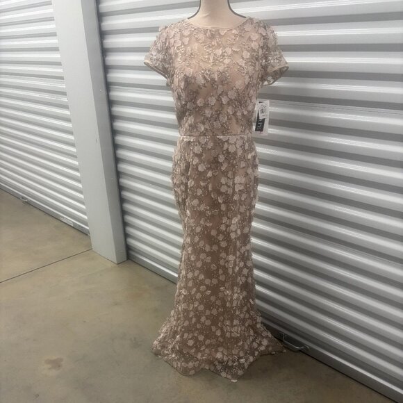 ✨ Xscape 14P Petite Nude 3D Floral Appliqué Evening Gown ✨ - Picture 2 of 8